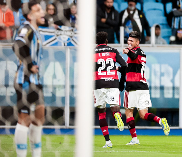 Com gol de Carrascal, Flamengo derrota Grêmio e pressiona o líder Palmeiras