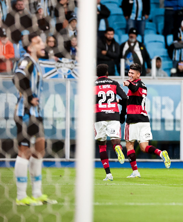 Com gol de Carrascal, Flamengo derrota Grêmio e pressiona o líder Palmeiras