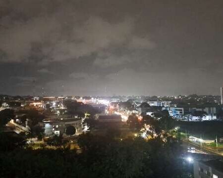 Depois de dia seco, chuva alcança bairros de Campo Grande à noite