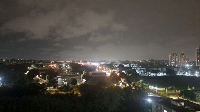 Depois de dia seco, chuva alcança bairros de Campo Grande à noite