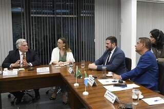 Nelsinho Trad recebe comissão dos EUA e debate minerais críticos e terras raras