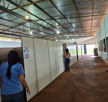 Justiça dá 30 dias para Estado retirar alunos de escola improvisada
