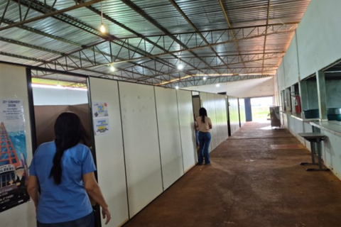 Justiça dá 30 dias para Estado retirar alunos de escola improvisada
