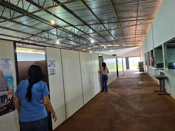 Justiça dá 30 dias para Estado retirar alunos de escola improvisada