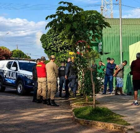 Homem armado com faca tenta puxar crianças na entrada de escola e é preso
