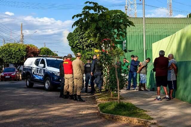 Homem armado com faca tenta puxar crianças na entrada de escola e é preso