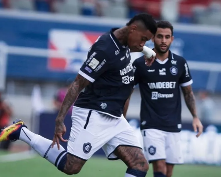Athletico vira sobre o Remo e entra no G4 em jogo com expulsão