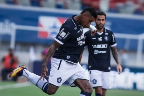 Athletico vira sobre o Remo e entra no G4 em jogo com expulsão