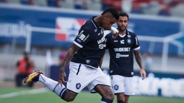 Athletico vira sobre o Remo e entra no G4 em jogo com expulsão