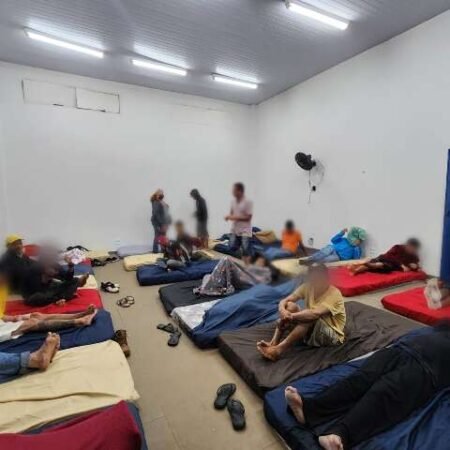 Força-tarefa acolhe moradores de rua e aceita pets em noite fria