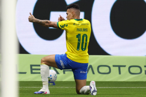 Com 1 a menos, Palmeiras ganha da Chapecoense e dispara na liderança