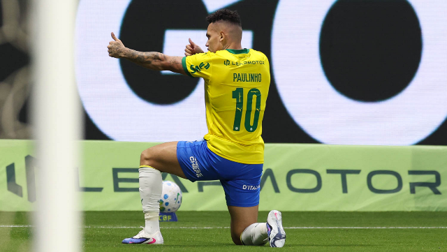 Com 1 a menos, Palmeiras ganha da Chapecoense e dispara na liderança