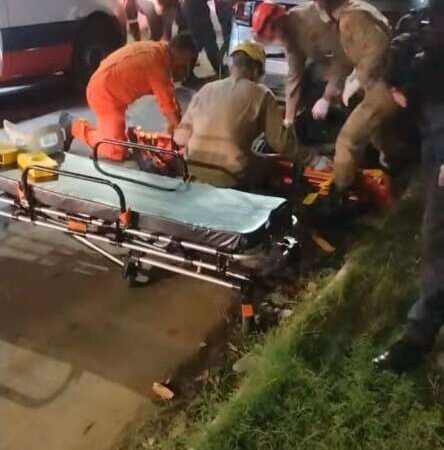Motociclista bate em carro estacionado; um morre e outro fica em estado grave