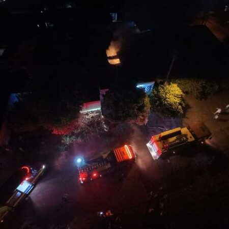Homem descumpre medida protetiva e incendeia casa da ex