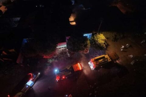Homem descumpre medida protetiva e incendeia casa da ex