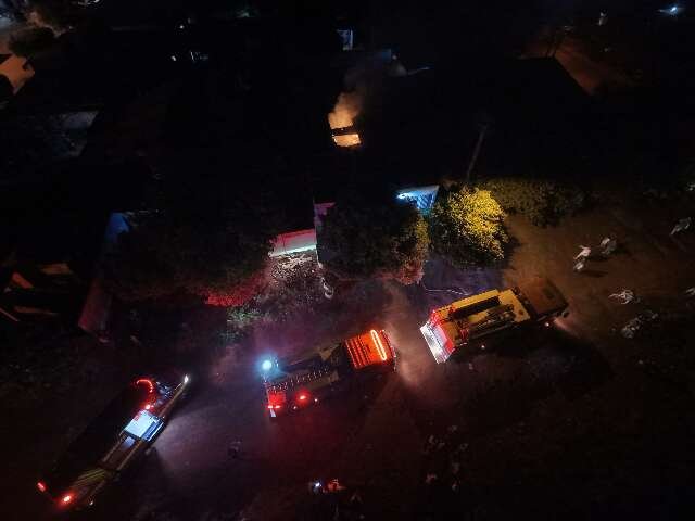 Homem descumpre medida protetiva e incendeia casa da ex