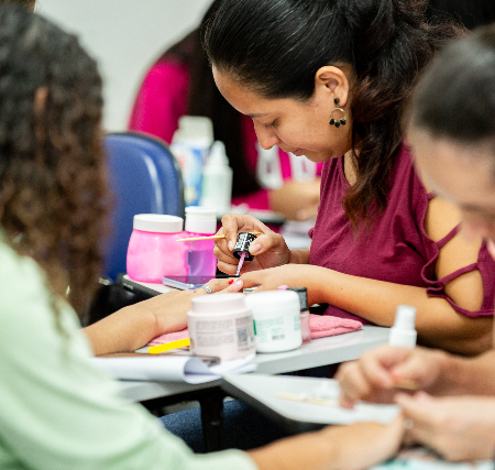 Cursos gratuitos ensinam customização e manicure para mulheres em Campo Grande