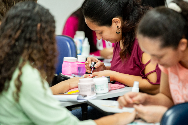 Cursos gratuitos ensinam customização e manicure para mulheres em Campo Grande