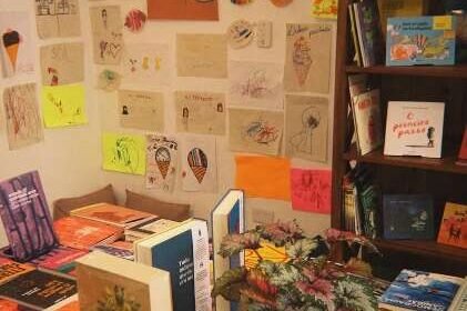 Livro parado na estante vira moeda de troca em nova feirinha deste sábado