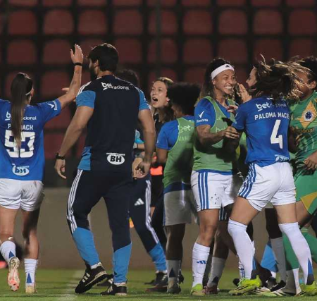 Cruzeiro vence líder, Palmeiras encosta e São Paulo sobe no Brasileirão