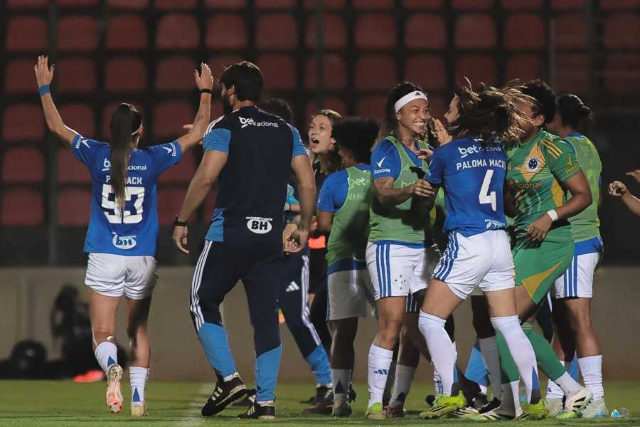 Cruzeiro vence líder, Palmeiras encosta e São Paulo sobe no Brasileirão