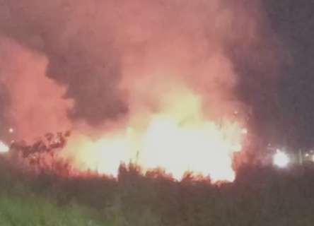Queda de raio causa incêndio em área de vegetação