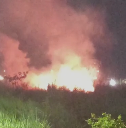 Queda de raio causa incêndio em área de vegetação