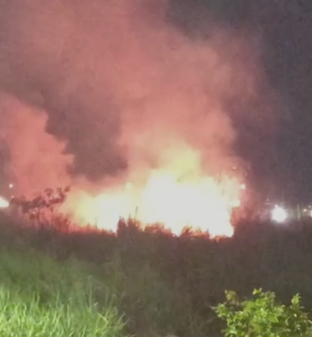 Queda de raio causa incêndio em área de vegetação