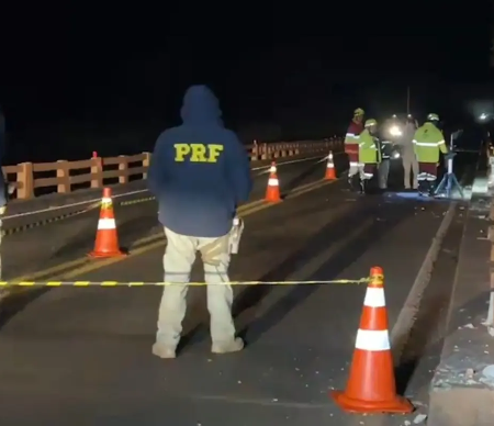 Caminhão caçamba cai no Rio Vacaria após sair da pista na BR-163
