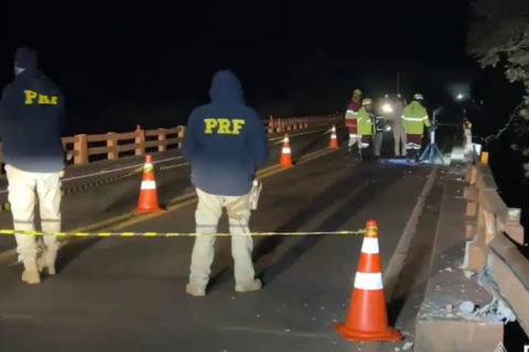 Caminhão caçamba cai no Rio Vacaria após sair da pista na BR-163