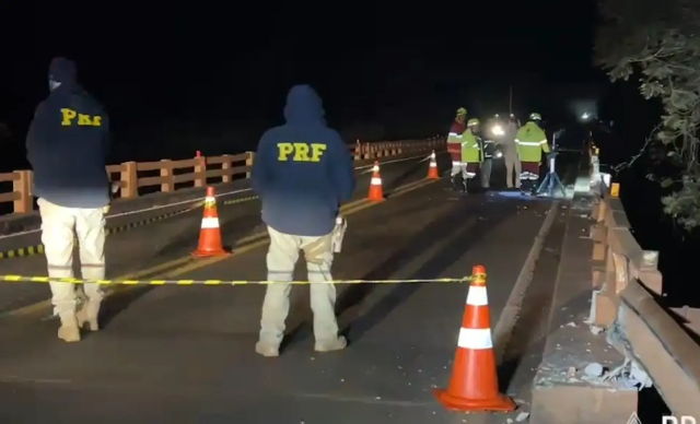 Caminhão caçamba cai no Rio Vacaria após sair da pista na BR-163