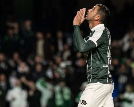 Coritiba vira sobre o Bahia e entra na briga pelo G4 do Brasileirão