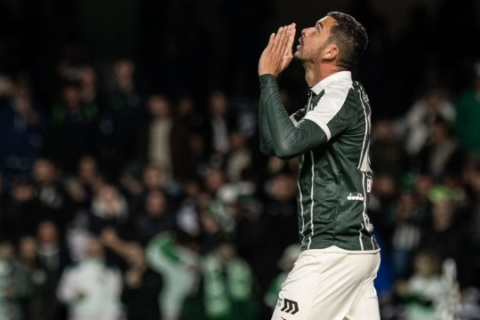 Coritiba vira sobre o Bahia e entra na briga pelo G4 do Brasileirão