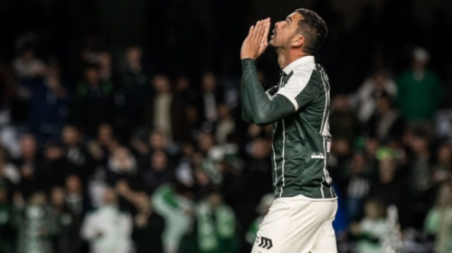 Coritiba vira sobre o Bahia e entra na briga pelo G4 do Brasileirão