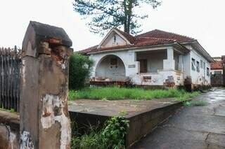 Casa histórica abandonada há anos entra em monitoramento para recuperação