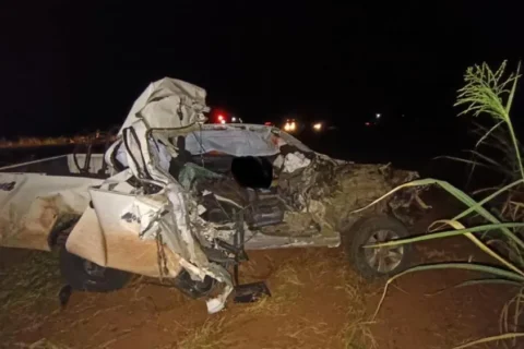 Pecuarista morre ao bater Hilux na traseira de caminhão na BR-262