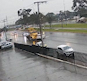 Carro é arrastado por caminhão munk após colisão na Gury Marques
