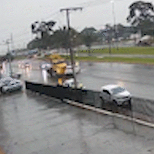 Carro é arrastado por caminhão munk após colisão na Gury Marques