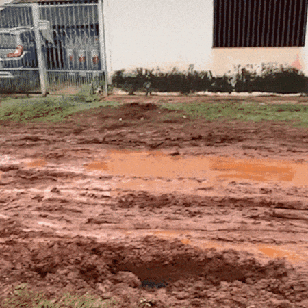 Rua do Guanandi vira lamaçal após obra de esgoto e moradores dizem estar ilhados