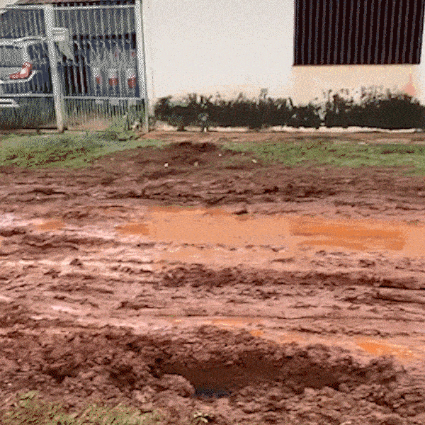 Rua do Guanandi vira lamaçal após obra de esgoto e moradores dizem estar ilhados