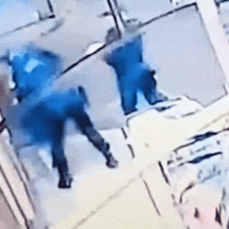 Juiz revoga prisão de PMs denunciados por torturar e matar rapaz em abordagem