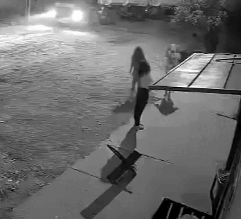 Câmera registra desespero de crianças após menino ser atropelado por carreta