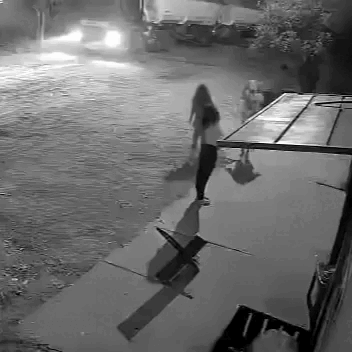 Câmera registra desespero de crianças após menino ser atropelado por carreta