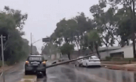 A caminho de ocorrência, viatura do Choque derruba poste sobre carro estacionado