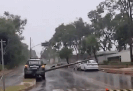 A caminho de ocorrência, viatura do Choque derruba poste sobre carro estacionado