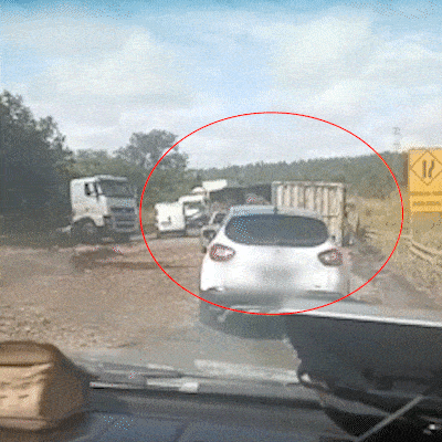Carreta tomba, espalha carga e deixa trânsito lento em rodovia de Três Lagoas