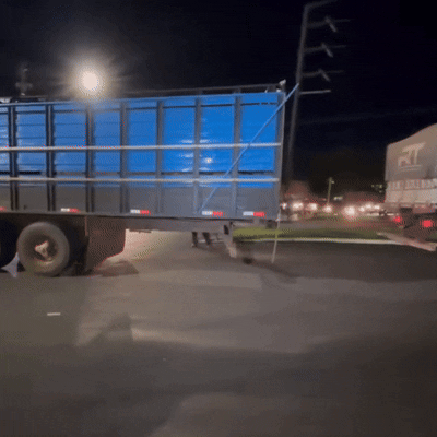 Reboque arrebenta, caminhão atinge muro e causa congestionamento em rotatória