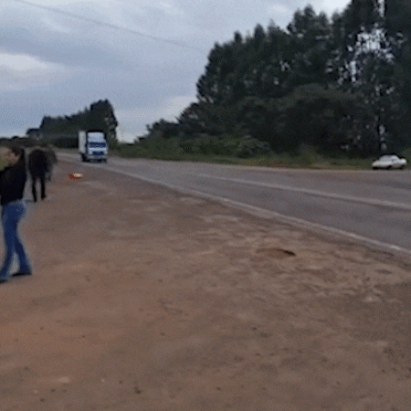 Moradores protestam por segurança em avenida de área rural de Campo Grande