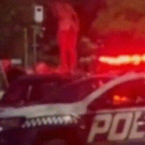 Mulher que apareceu nua em carro diz que "protesto" foi pedido por socorro