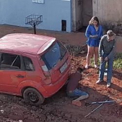 De muletas, motorista precisou de ajuda após carro atolar em rua no Guanandi 2